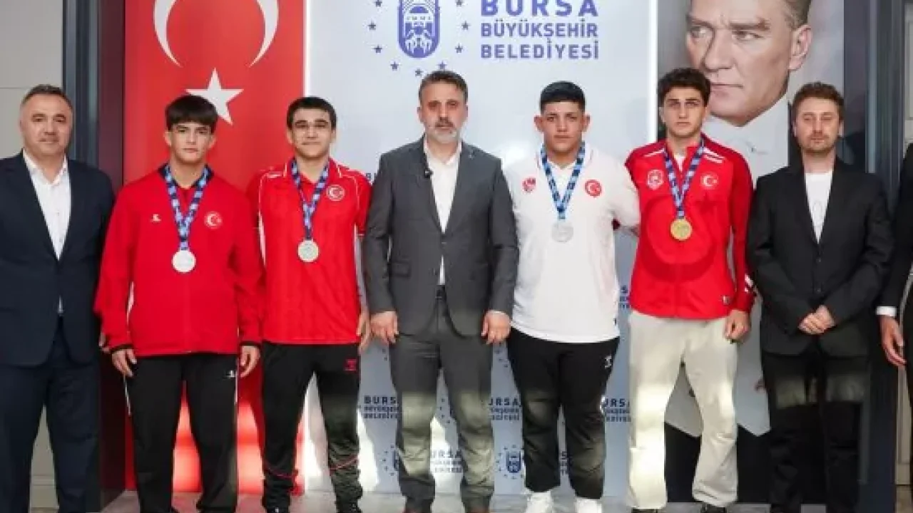 Bursa'nın madalyalı güreşçileri Biba'nın konuğu oldu