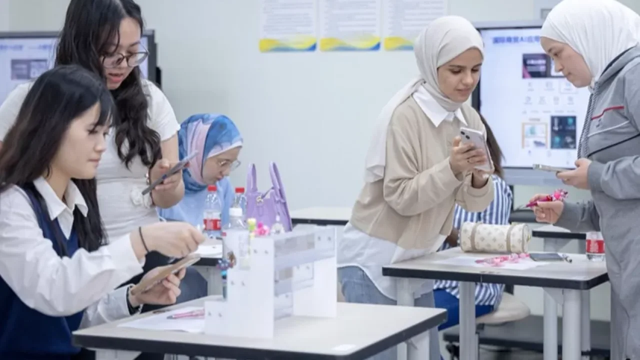 CGTN: Çin dünya genelinde kadınları güçlendirmek için dijital teknolojileri nasıl kullanıyor?