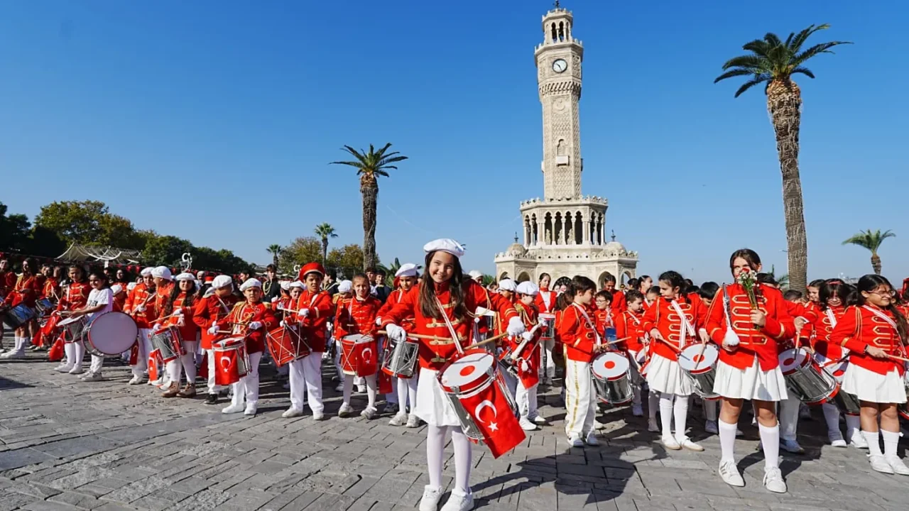 Cumhuriyet coşkusu bando gösterileriyle meydanlara taşındı