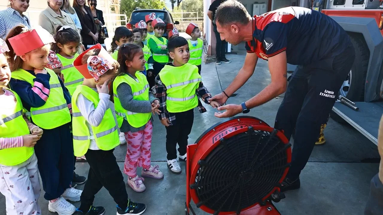 Efes Selçuk’lu miniklerden itfaiye haftası’nda anlamlı ziyaret