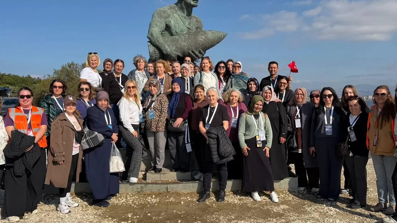 Gençler Cumhuriyet’in izinde yürüdü, kadınlar Çanakkale’yi keşfetti