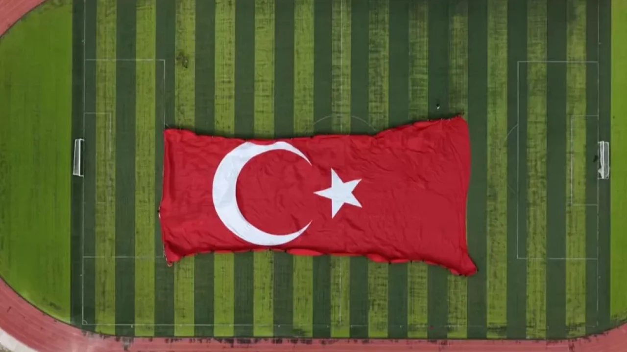 Gökyüzünde Türk bayrağıyla rekor! 3 bin 37 metrekarelik dev bayrak dalgalandırıldı
