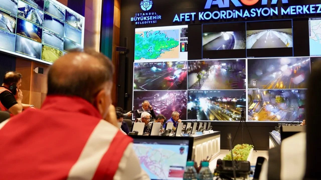 İstanbul’da son yılların en şiddetli yağışlarından biri yaşandı.. Sağanak kabusu: 2 can kaybı
