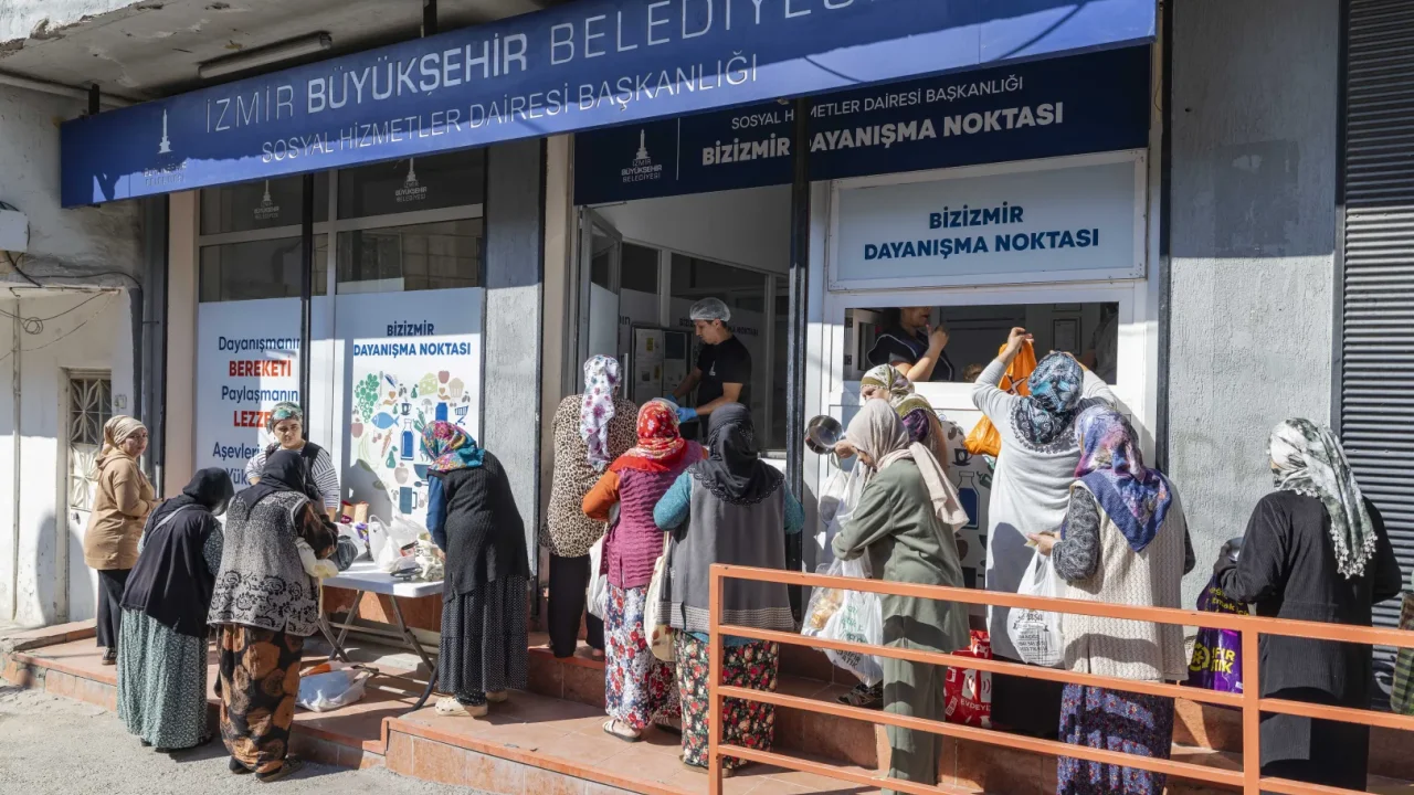 İzmir Büyükşehir, dayanışma noktalarıyla vatandaşların yanında