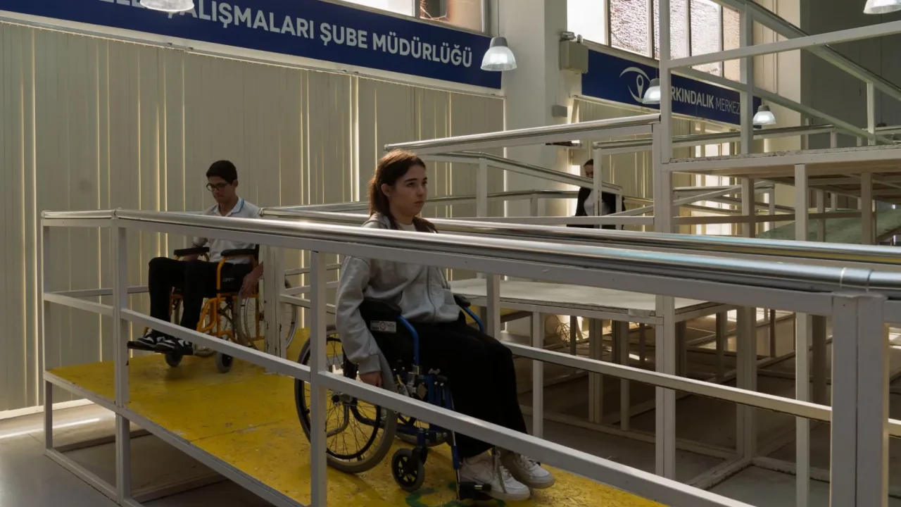 İzmir’de empati parkuru... Engelleri deneyimleyerek fark ettiler