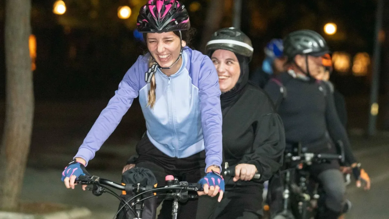 İzmir'de görme engelliler Kültürpark’ta pedal çevirdi