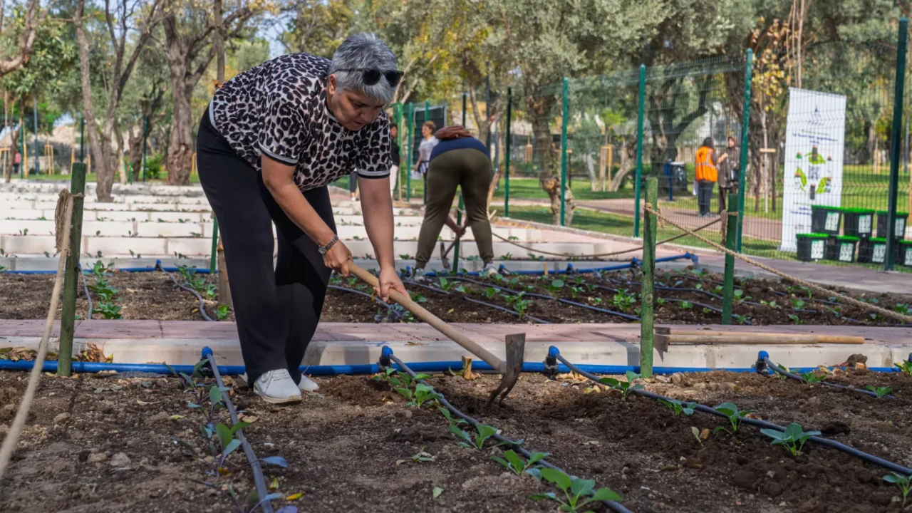 İzmir'de toprakla buluştu, yaşama yeniden tutundu