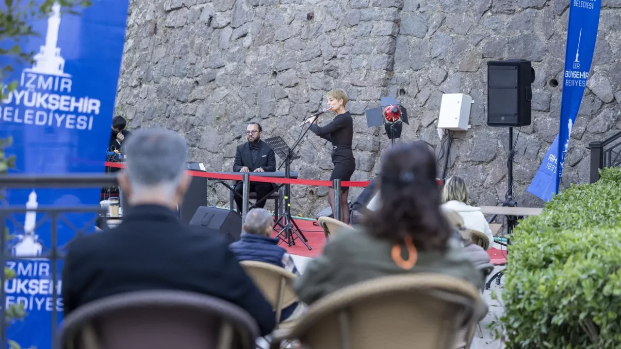 İzmir Şato Kütüphanesi'nde ders molasında müzikli motivasyon