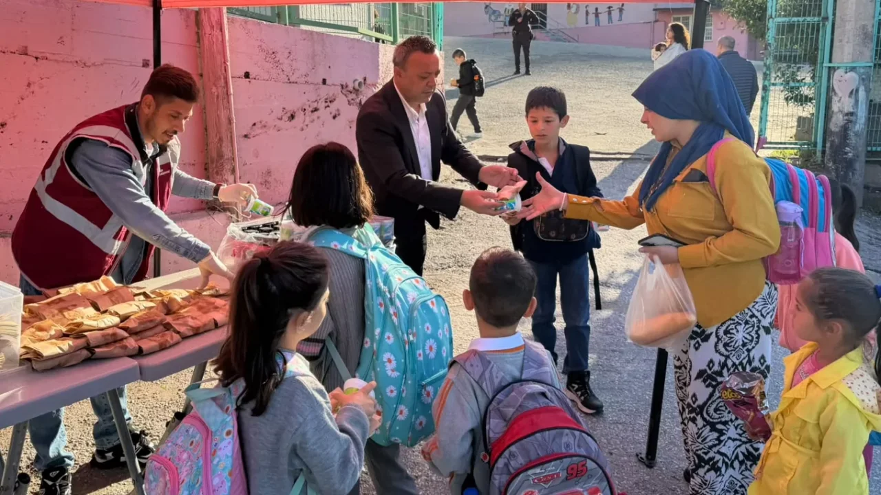 İzmit'te 'Beslenme Saati' desteği sürüyor