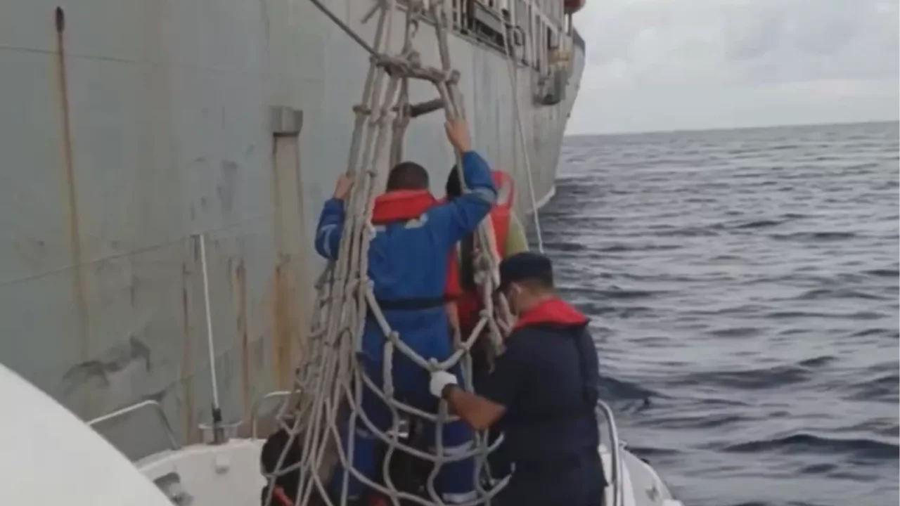 Kaş açıklarında yaralanan gemi mürettebatı Sahil Güvenlik tarafından kurtarıldı