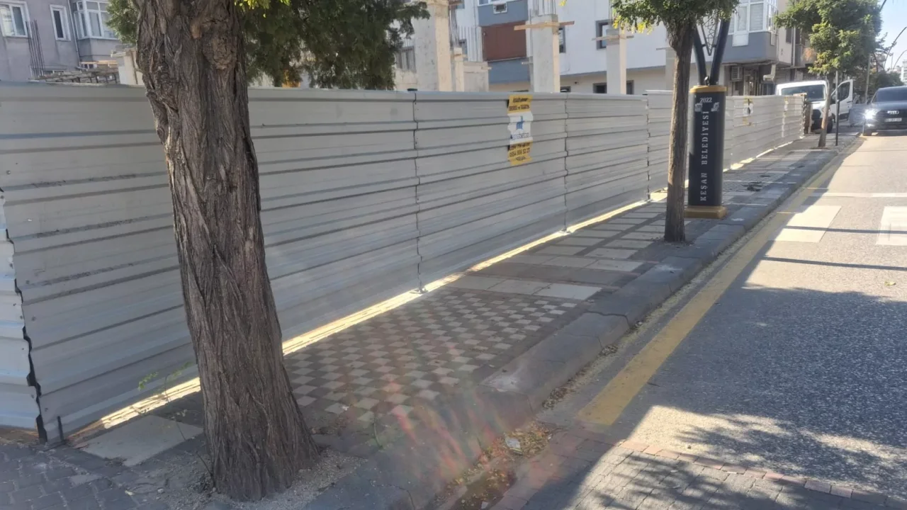 Keşan'da o caddedeki inşaatta kaldırım işgali sona erdi