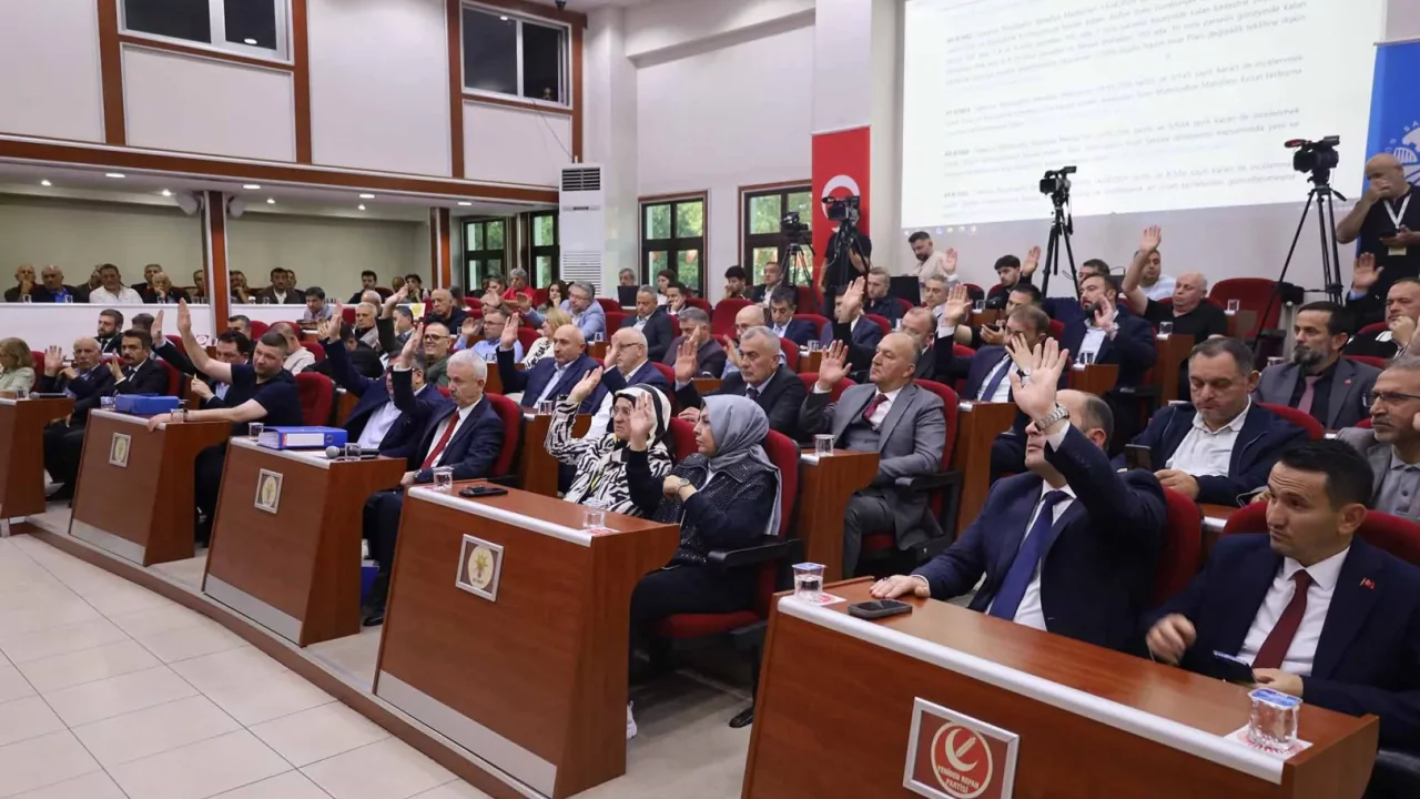 Sakarya Büyükşehir Meclisi'nden tarihi karar! 153 kırmızı dolmuş taksiye dönüşüyor