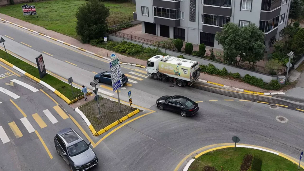 Sakarya yağışın bıraktığı çamur ve tozları temizliyor