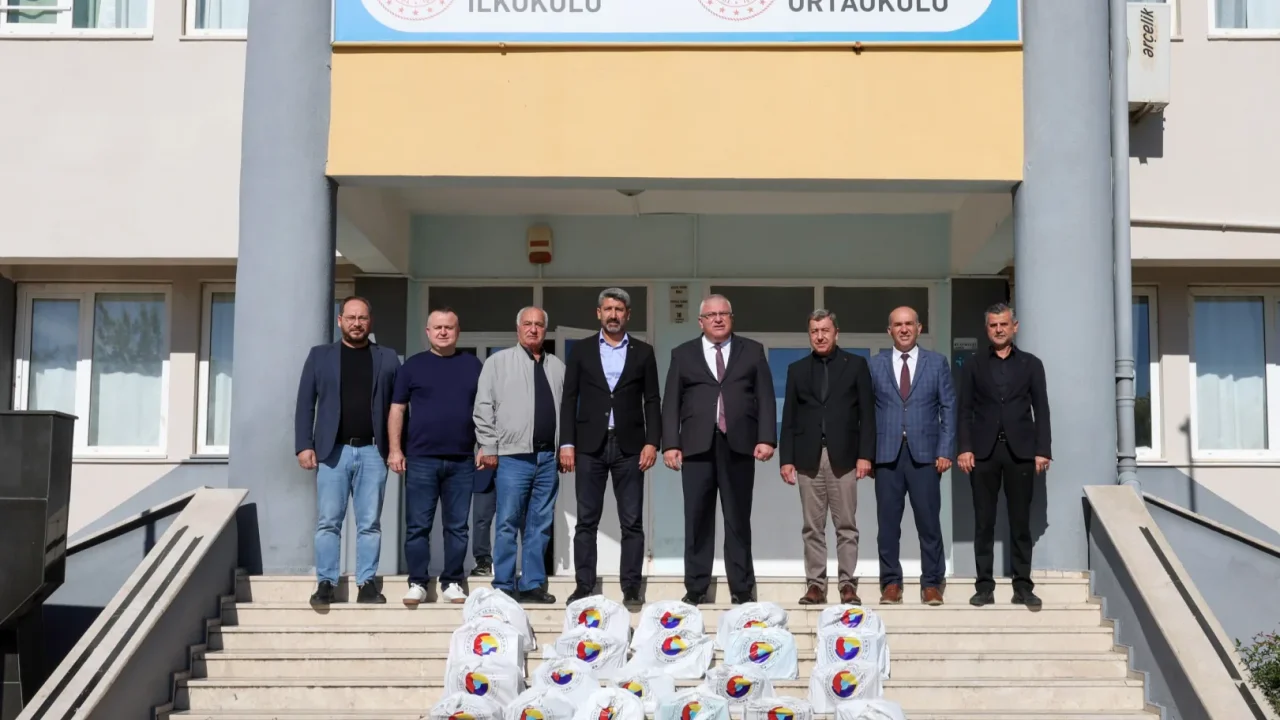 TOBB’dan Kumluca’da 525 öğrenciye ayakkabı desteği