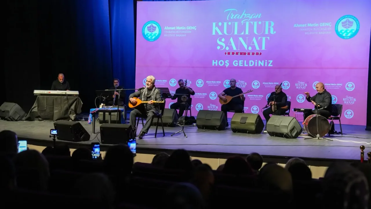 Trabzon’da türkü şöleni! Esat Kabaklı’ya büyük ilgi