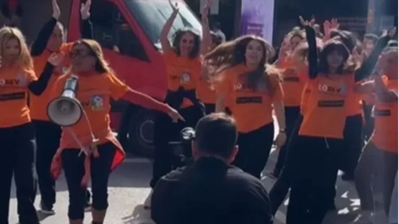 Yonca Evcimik trafiği durdurdu