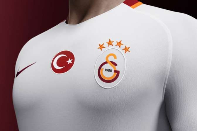 Galatasaray Mor Formasını Tanıttı