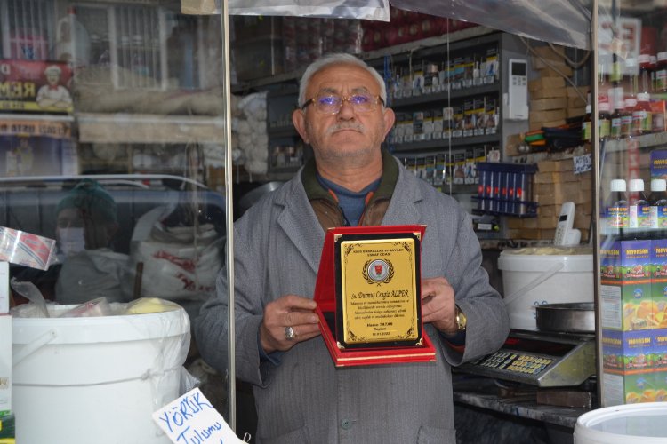 120 yıllık bakkal esnafına plaket -