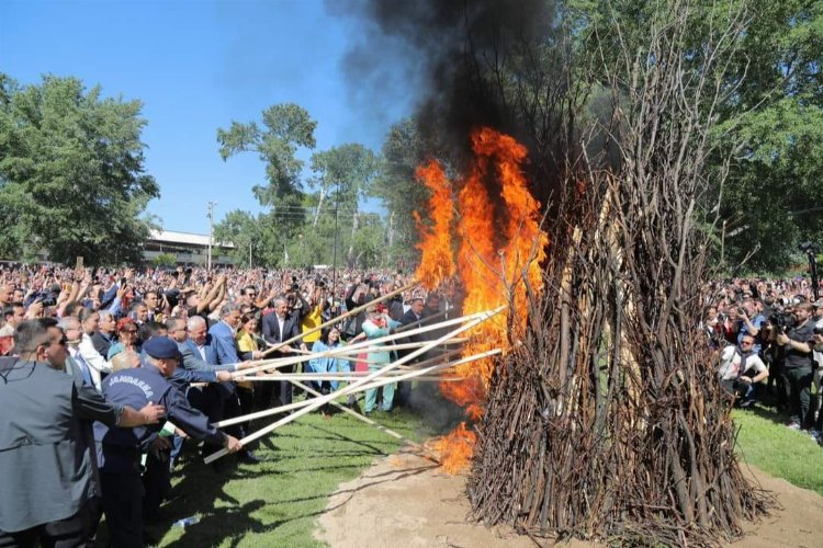 1400 yıllık gelenek: Kakava ateşi bolluk ve bereket getirmesi için yakıldı -