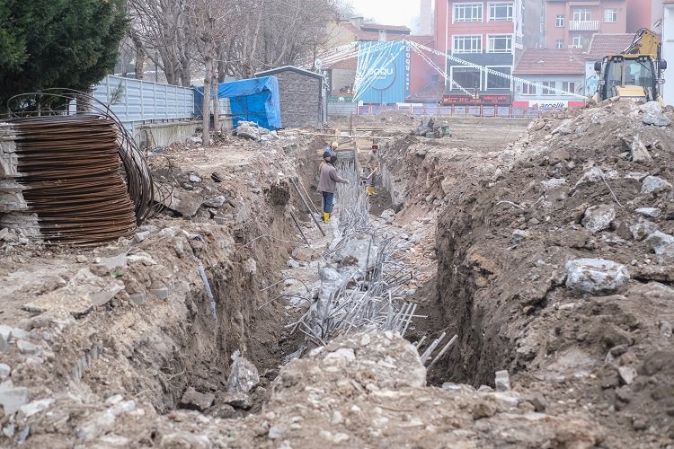 30 Ağustos İş Merkezi inşaatı sürüyor -