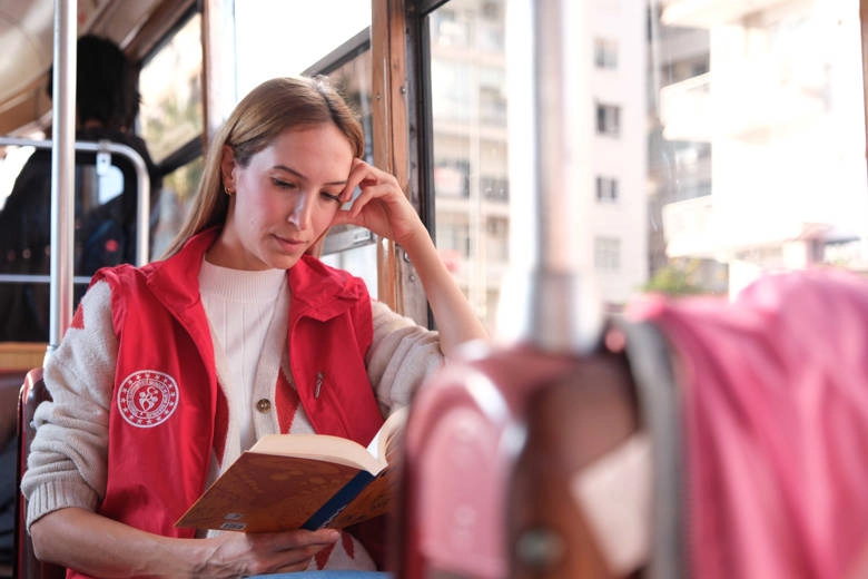 Antalya'da nostalji tramvayında kitap okudular 