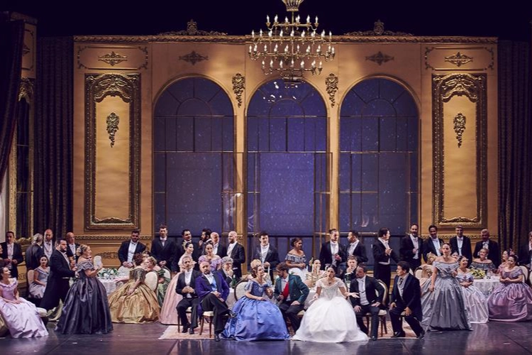 La Traviata sanatseverlerle buluştu. 