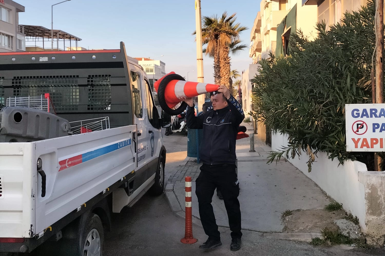 İzmir Güzelbahçe'de zabıta ekipleri işgale geçit vermiyor 