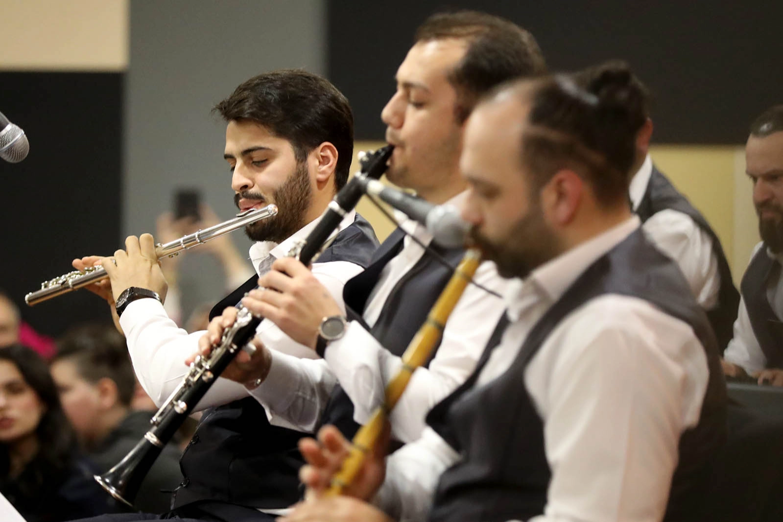 Sakarya’da sahneye çıkan isim konsere damga vurdu 