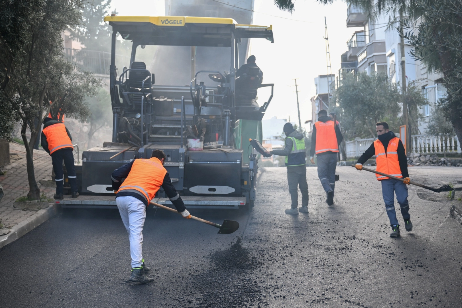 İzmir'de yol çalışmaları devam ediyor 