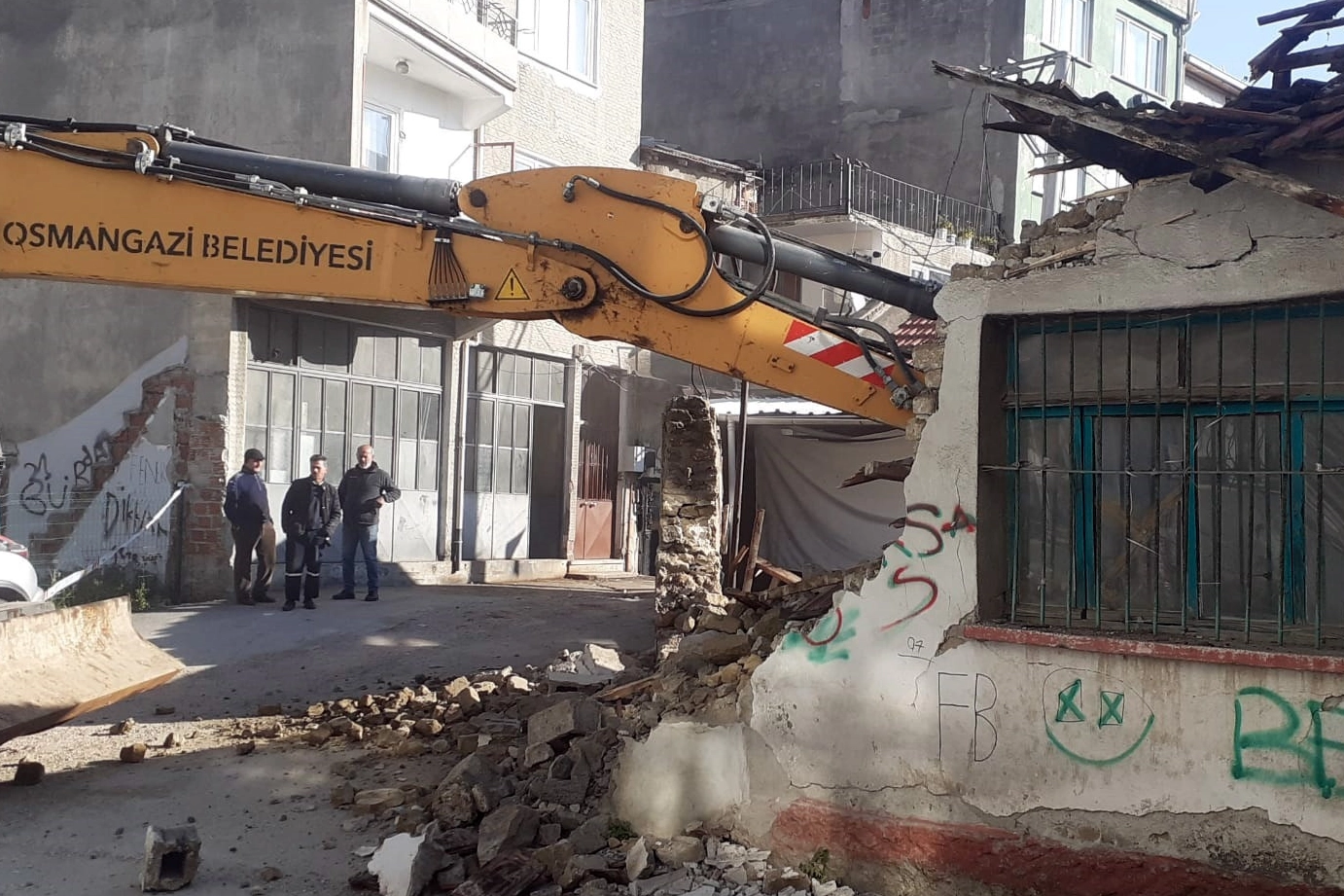 Bursa Osmangazi’de metruk bina temizliği 