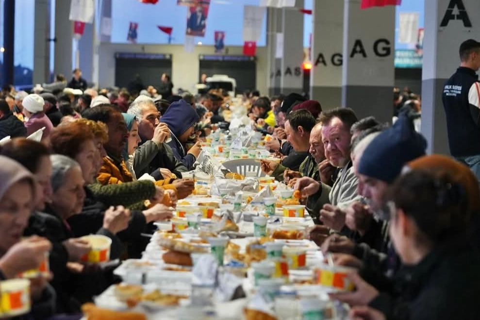 Balıkesir Ayvalık'ta binlerce kişi iftarda buluştu 
