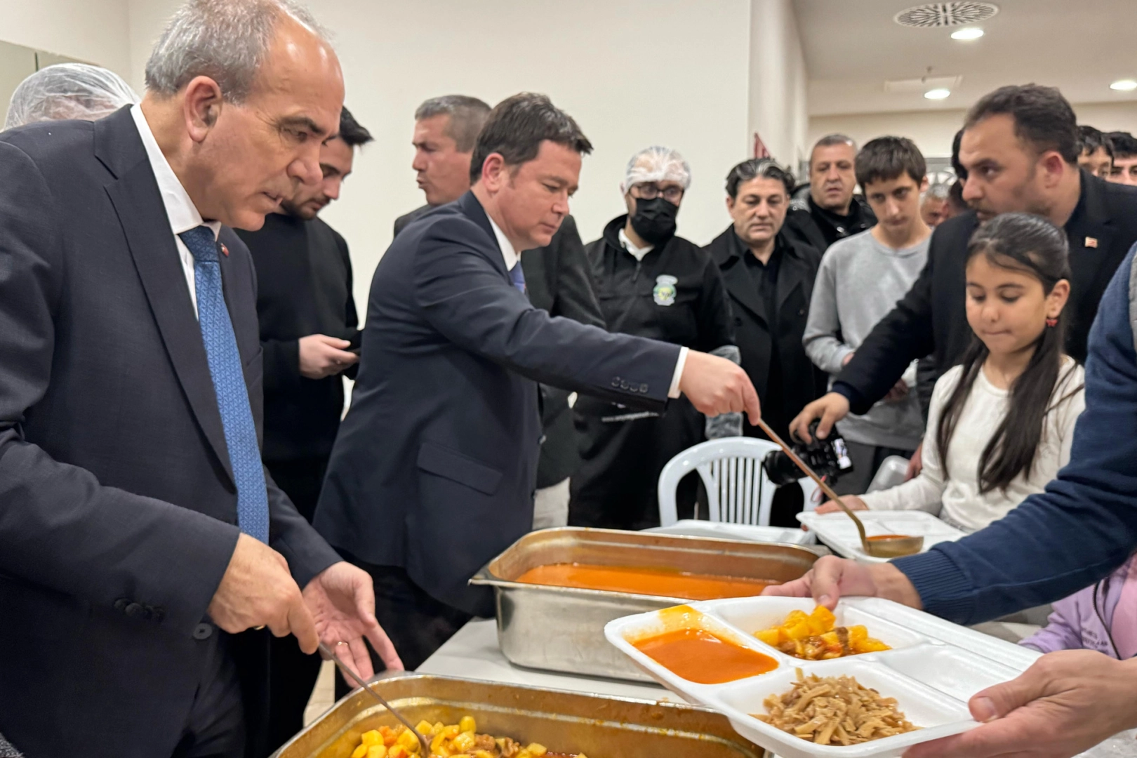 Bursa'da Başkan Aydın vatandaşlara iftar yemeği dağıttı 