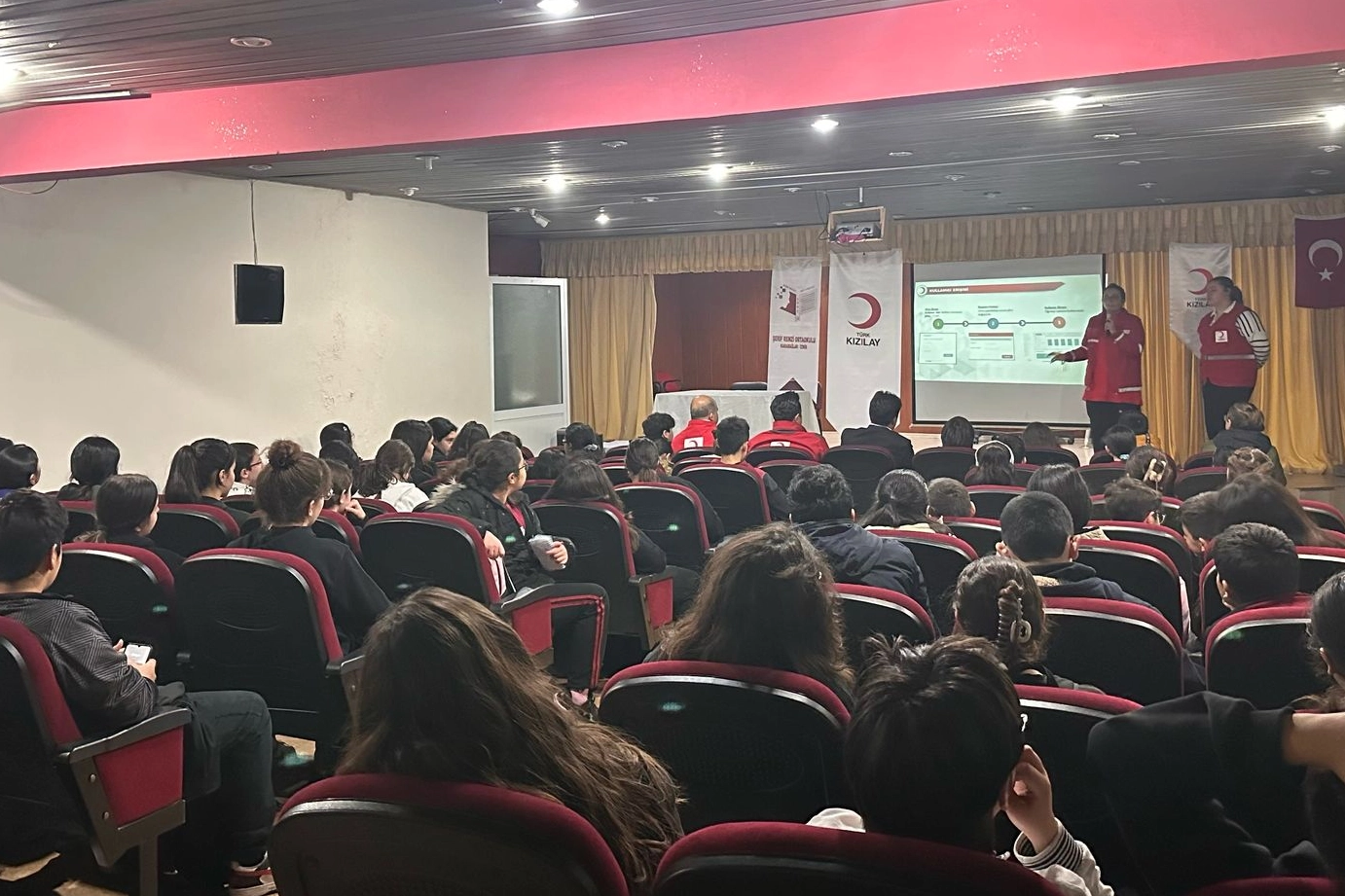 Türk Kızılay Karabağlar'da 120 öğrencinin yüzünü güldürdü 