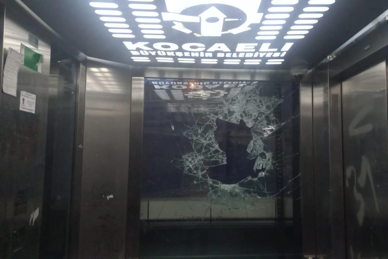 Kocaeli'de vandalizim! Kaldırım taşları ile asansörün camı parçalandı! 