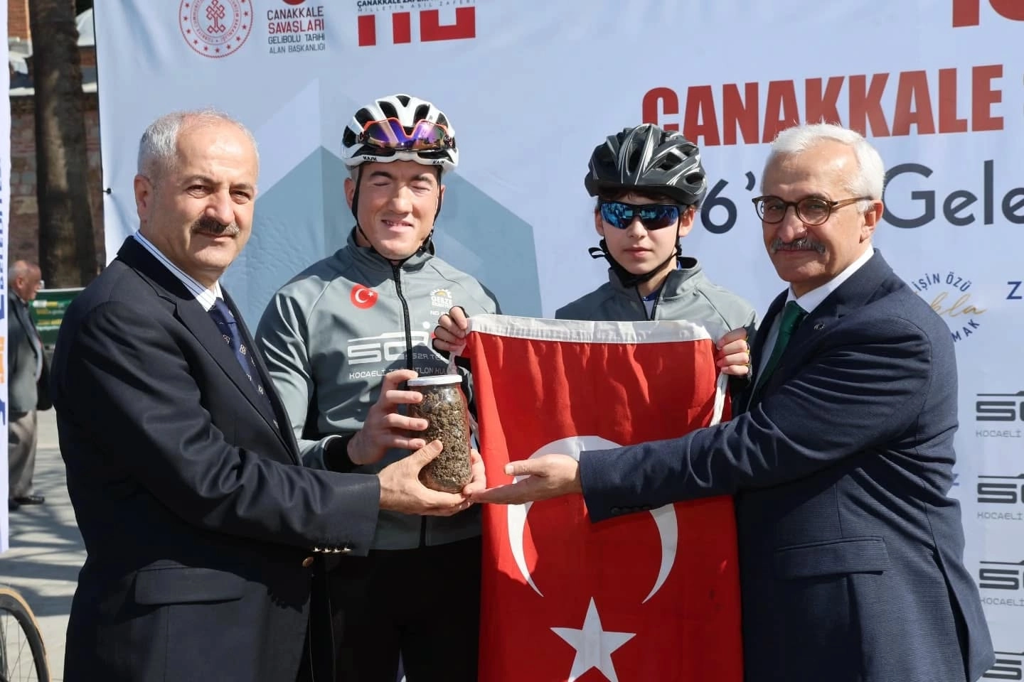 Gebzeden Çanakkaleye uğurlandılar... Türk Bayrağı şehitliğe ulaştırılacak