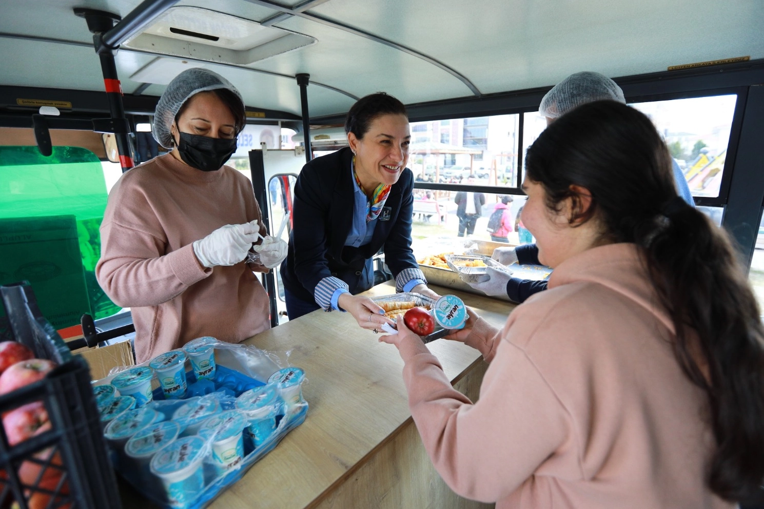 İzmir'de öğrenci otobüsünde Kent Lokantası dayanışması 