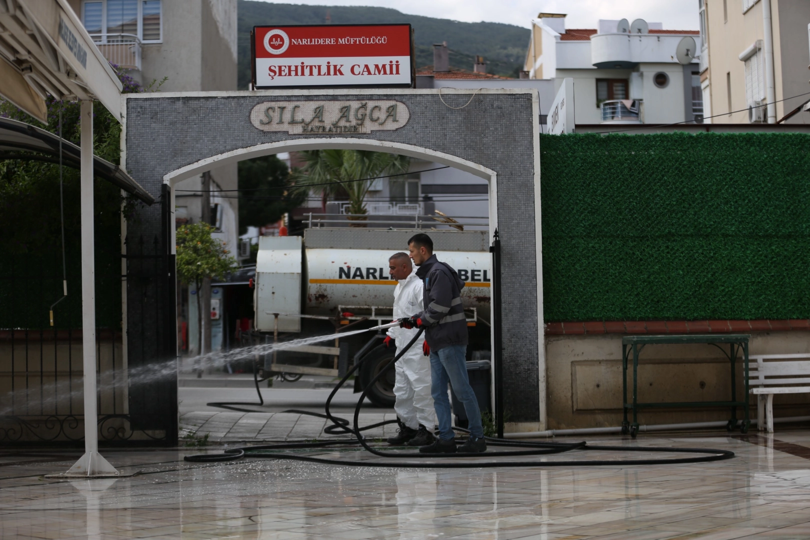İzmir Narlıdere’de ibadethanelere bayram temizliği 