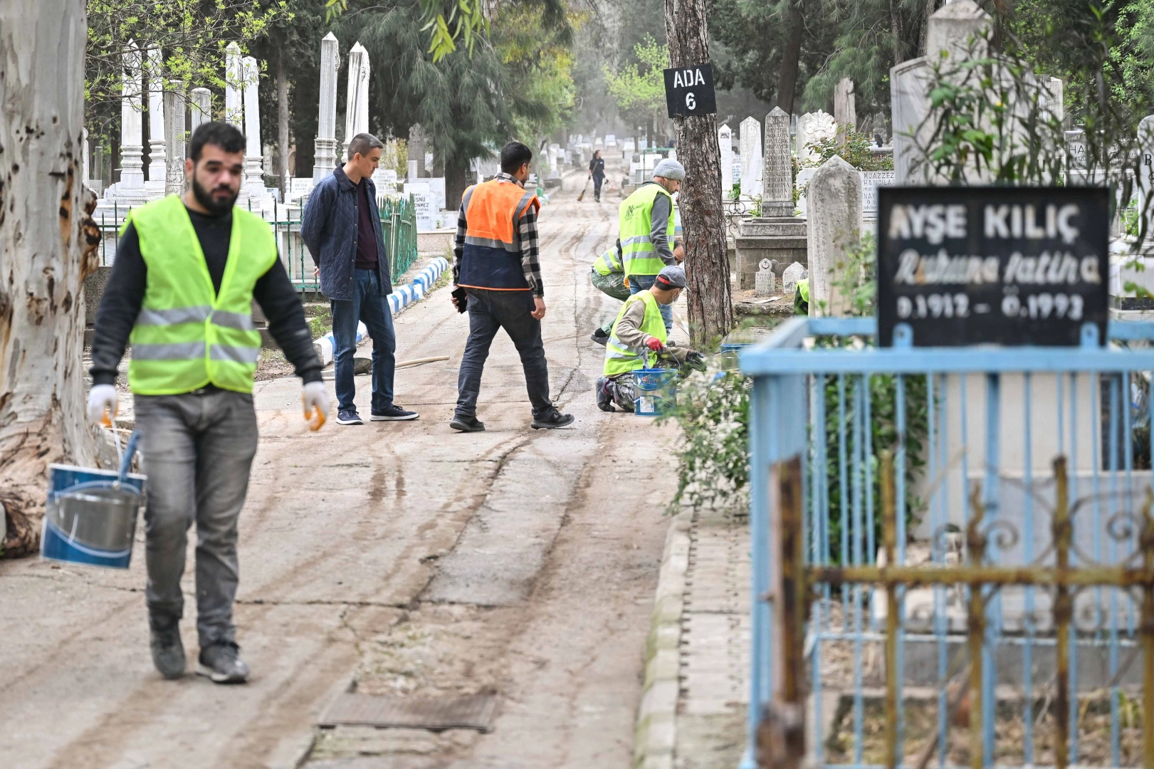 İzmir'de Bornova ve Büyükşehir iş birliğiyle bayram temizliği 