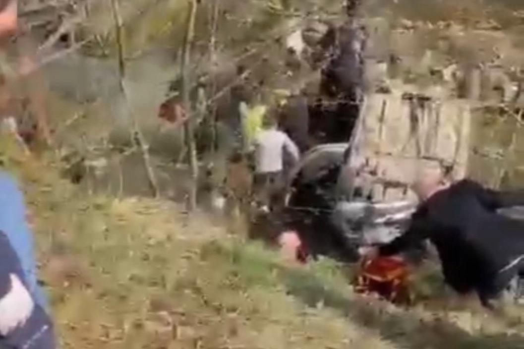 Otomobil tarlaya devrildi 2'si çocuk 6 yaralı 
