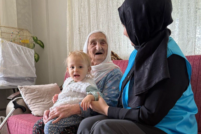 Sakarya’nın 105 yaşındaki çınarına tebessüm oldular 