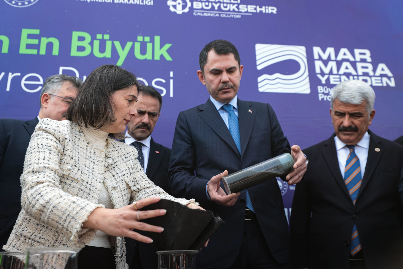 Bakan Kurum: 1,1 milyon metreküp dip çamuru deniz suyundan ayrıştırıldı 
