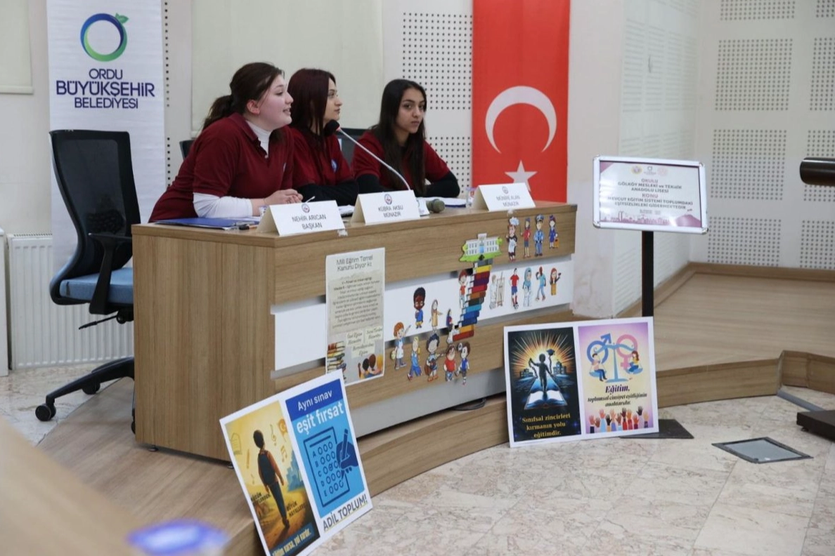 Gençler münazara için yarıştı 
