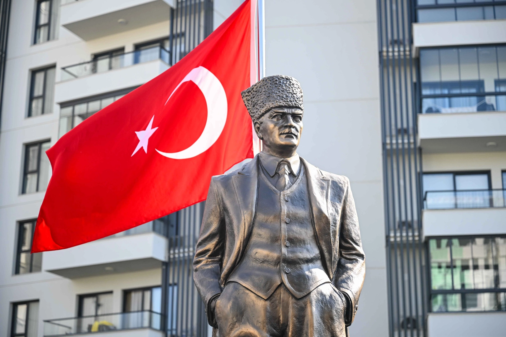 Bornova’da Abide-i Hürriyet Meydanı açıldı 
