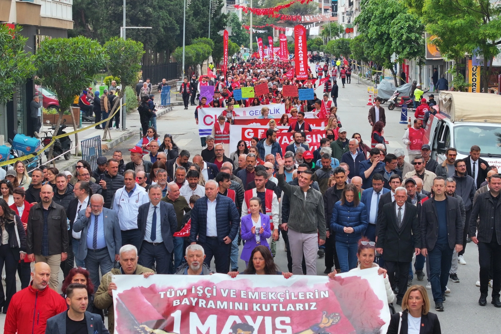 Manisa'da Başkan Zeyrek emekçilerle omuz omuza yürüdü 