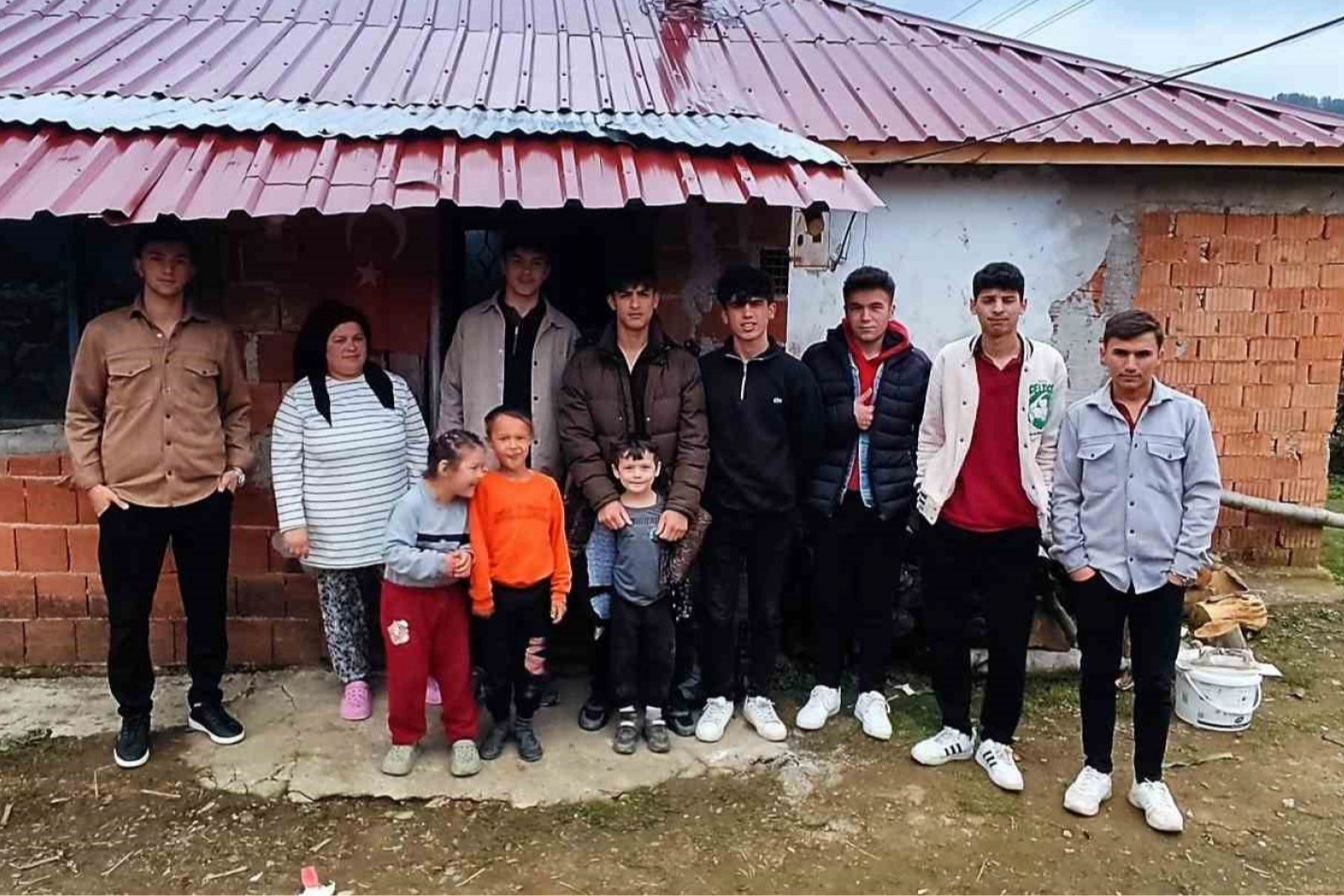 Ordulu öğrenciler ihtiyaç sahibi ailelerin elektrik tesisatını yeniledi 