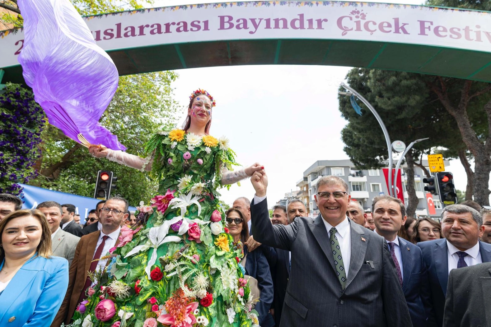 Uluslararası Bayındır Çiçek Festivali'ne coşkulu start 