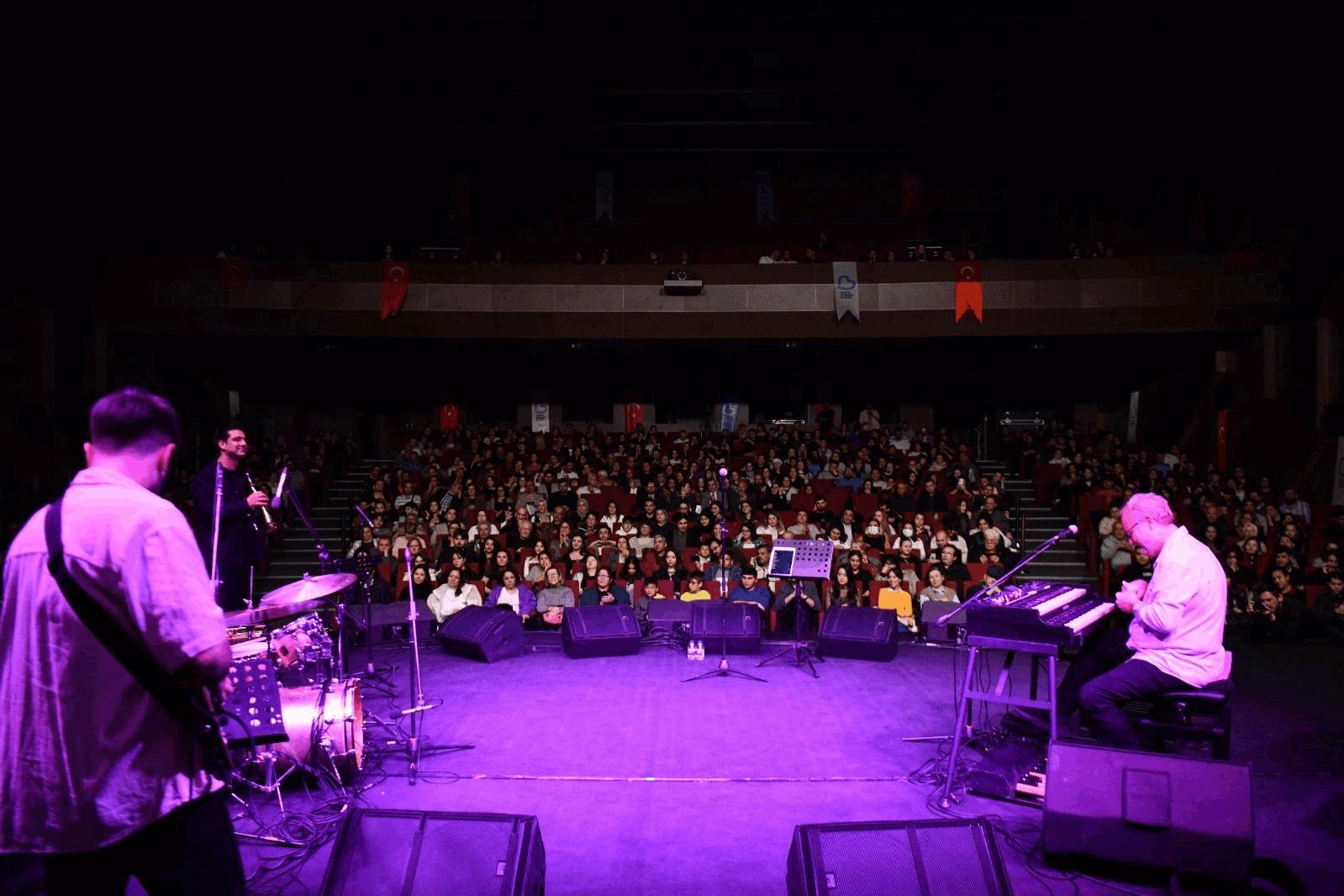 Sanatseverlerden caz konserine tam not 