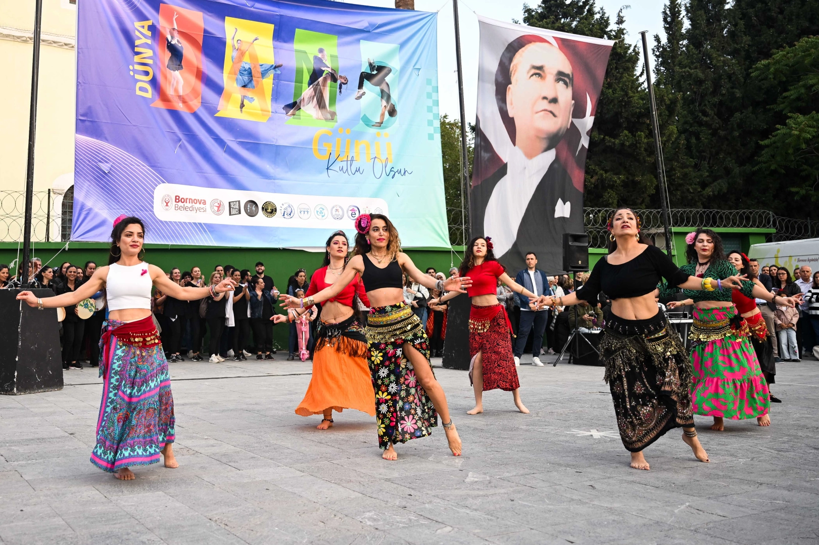 Dansın ritmi Cumhuriyet Meydanı’nda yükseldi 
