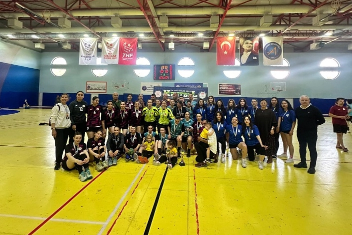 BUÜ’nün hentbol takımı Süper Lig'de 