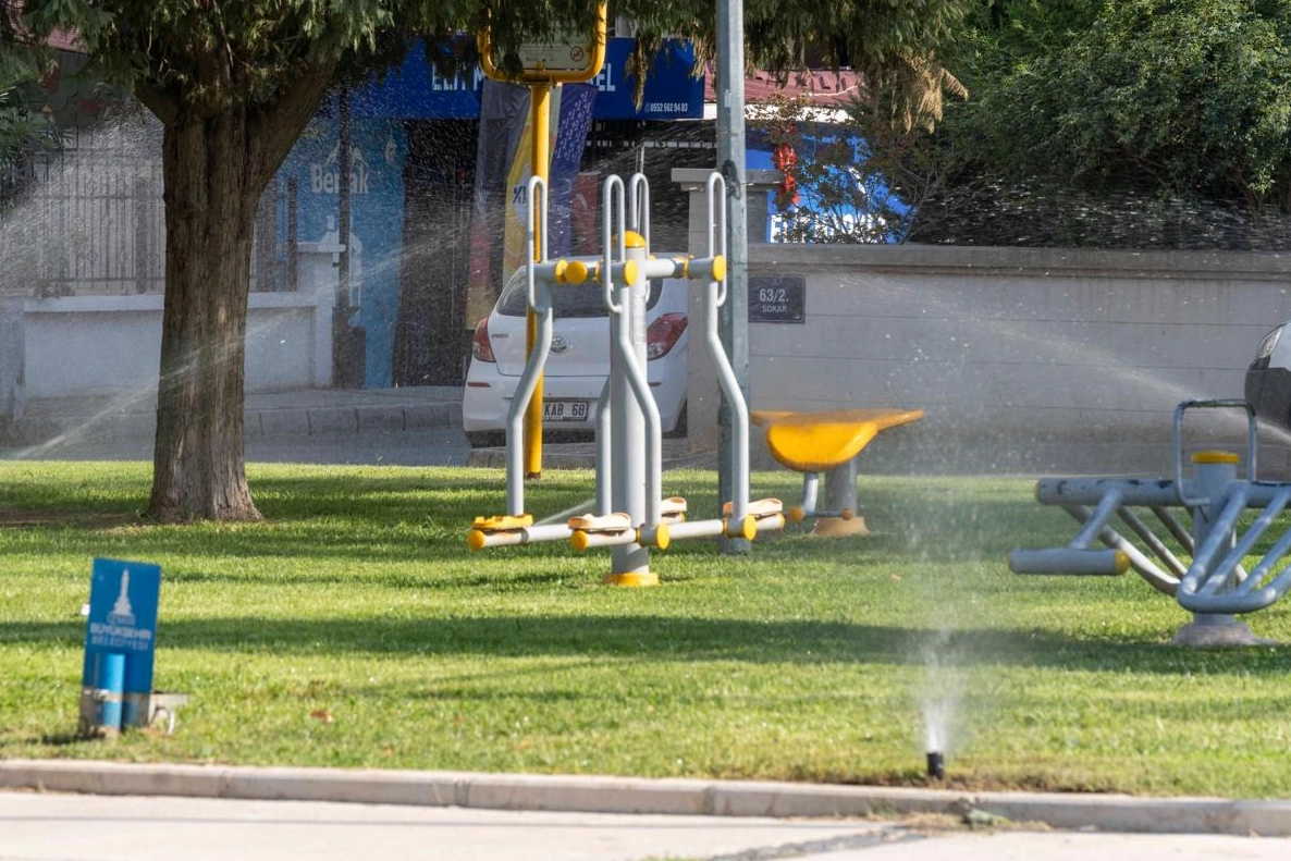 İzmir’in parklarında su kaybına geçit yok 